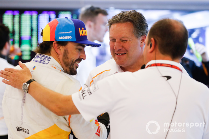 Fernando Alonso, McLaren, et Zak Brown, PDG McLaren Racing, dans le garage