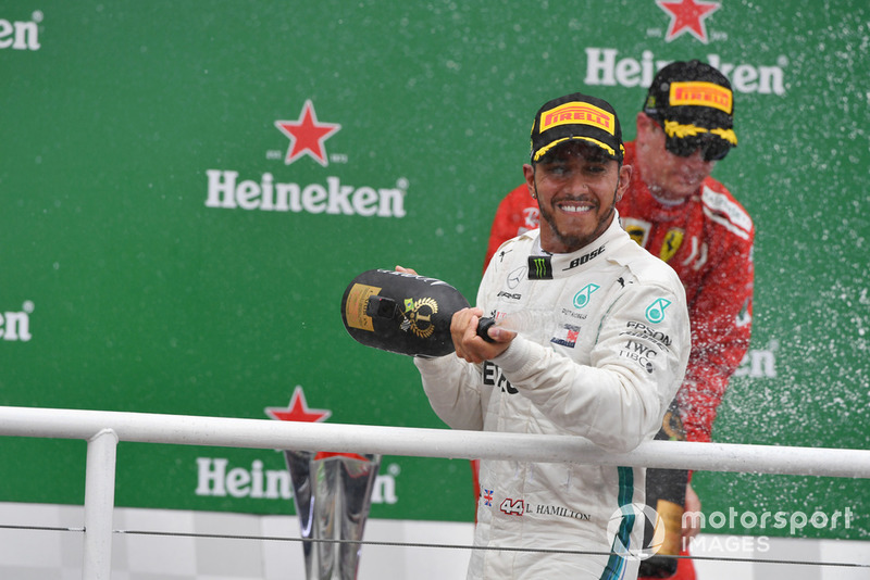 Le vainqueur Lewis Hamilton, Mercedes AMG F1 fête sa victoire sur le podium avec du champagne
