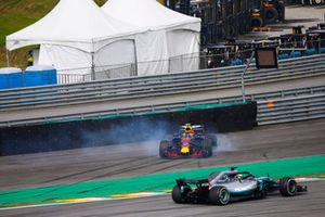 Lewis Hamilton, Mercedes AMG F1 W09, pasa un despistado Max Verstappen, Red Bull Racing RB14 Tag Heuer, luego de que este último sufre una colisión con Esteban Ocon, Force India VJM11 Mercedes