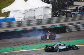 Lewis Hamilton, Mercedes AMG F1 W09, supera un Max Verstappen, Red Bull Racing RB14 Tag Heuer, in testacoda dopo un contatto con Esteban Ocon, Force India VJM11 Mercedes