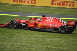 Sebastian Vettel, Ferrari SF71H se va de largo al césped 