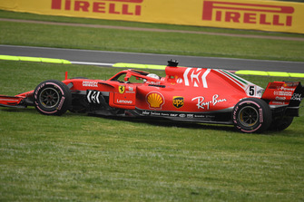 Sebastian Vettel, Ferrari SF71H, va largo sull'erba