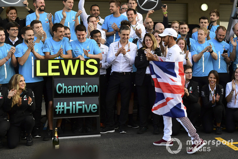 Lewis Hamilton, Mercedes AMG F1 celebra con el equipo