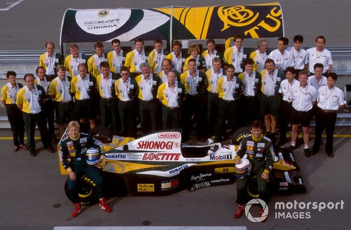 Mika Salo, Alessandro Zanardi y miembros del Team Lotus con el Lotus 109 Mugen-Honda