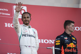 Lewis Hamilton, Mercedes AMG F1 et Max Verstappen, Red Bull Racing RB14 sur le podium