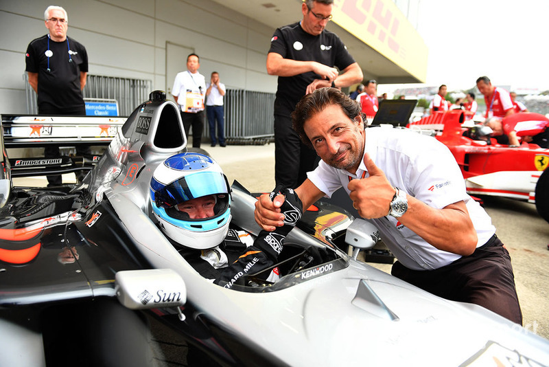 Жан-Мішель Тібі, McLaren MP4/13 та Міка Хаккінен перед Гонкою легенд на честь 30-річчя Гран Прі Японії