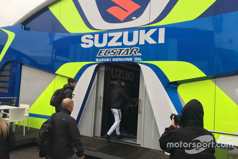 Хоан Мір біля боксів Suzuki у паддоку траси Валенсія