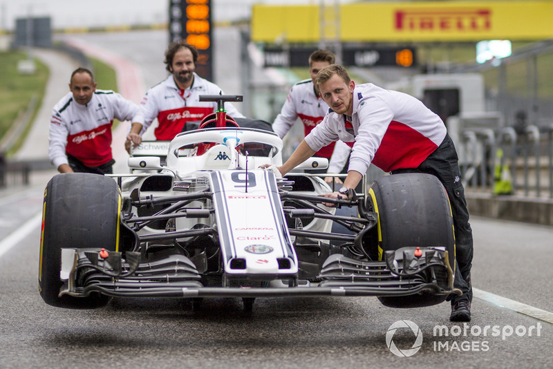 Alfa Romeo Sauber F1 Team mechanics with Alfa Romeo Sauber C37 in pit lane