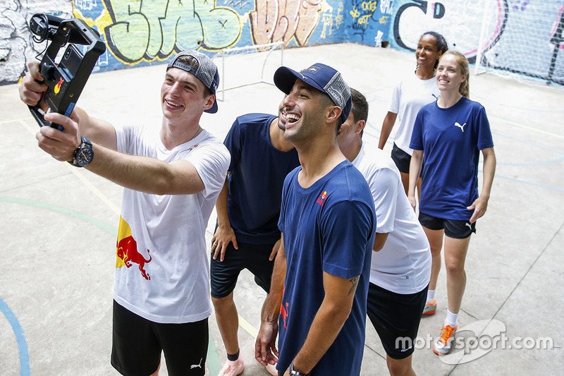 Max Verstappen y Daniel Ricciardo, Red Bull Racing juegan Futsal en Brasil