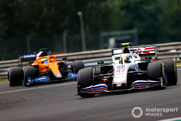 Mick Schumacher, Haas VF-21, Daniel Ricciardo, McLaren MCL35M