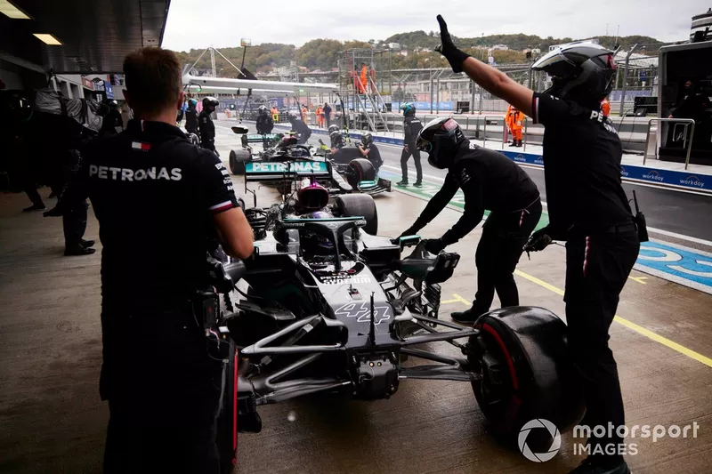Mecánicos en el pit lane con el coche dañado de Lewis Hamilton, Mercedes W12, durante la clasificación
