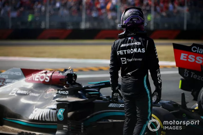 Lewis Hamilton, de Mercedes, se aleja tras chocar con Max Verstappen, de Red Bull Racing