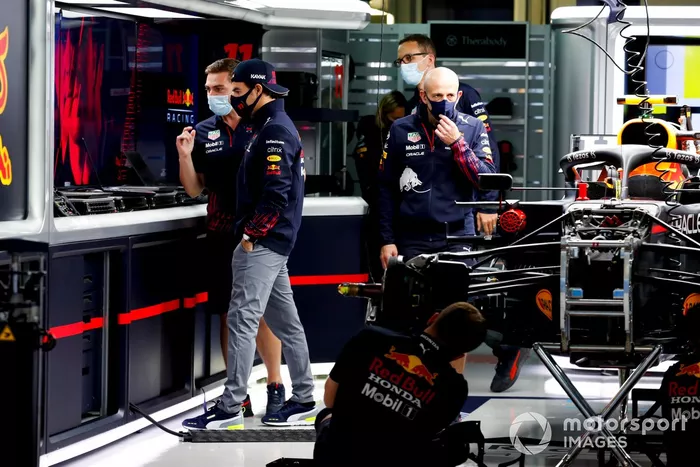 Sergio Pérez, en el box de Red Bull Racing