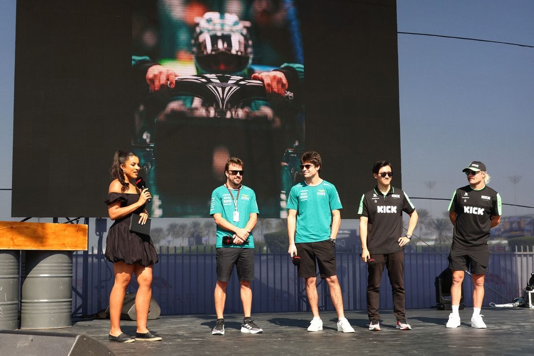 Fernando Alonso, Aston Martin F1 Team, en el escenario fanzone con Lance Stroll, Aston Martin F1 Team, Zhou Guanyu, Stake F1 Team KICK Sauber, Valtteri Bottas, Stake F1 Team KICK Sauber