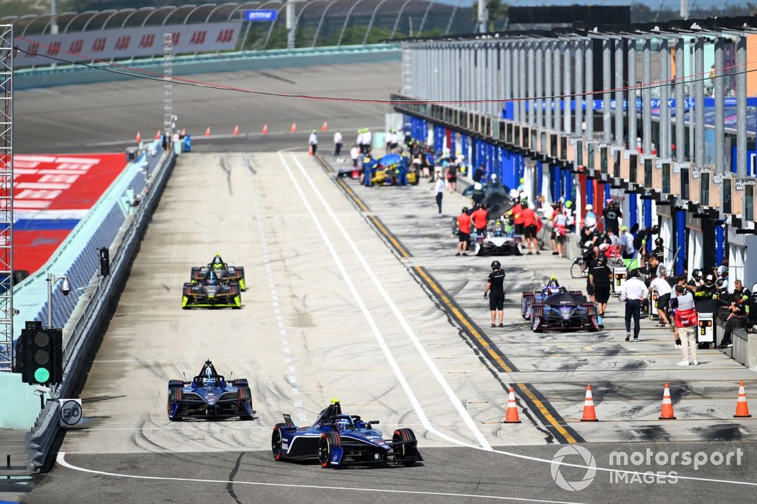 Los coches CUPRA KIRO siguen a los Maserati MSG Racing por el pit lane