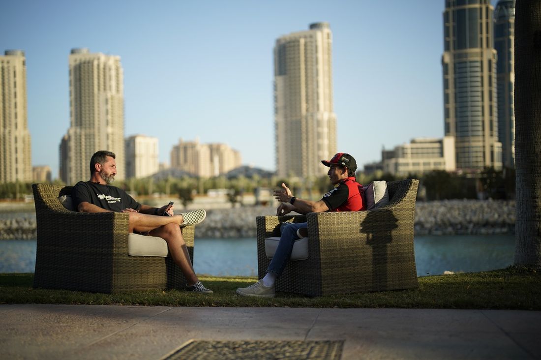 Marc Márquez, Equipo Ducati con Oriol Puigdemont, Motorsport.com MotoGP-Editor