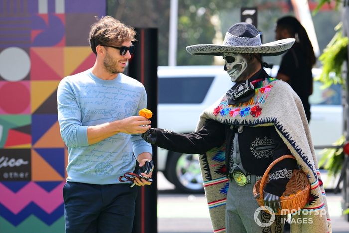Pierre Gasly, del equipo Alpine F1, recibe una caléndula mexicana a su llegada a la pista 