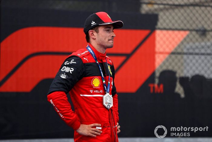 Charles Leclerc, Ferrari, 2ª posición, en el podio de la carrera Sprint