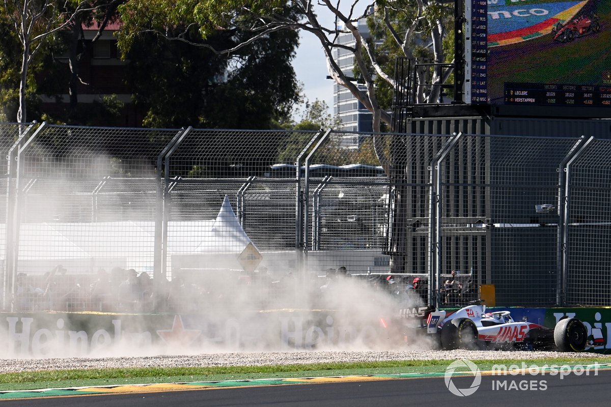 Sainz 0.5 saniye farkla lider, Ferrari 1-2! 1 Formula 1 Haberleri - F1 Puan Durumu Kevin Magnussen, Haas VF-22, in the gravel