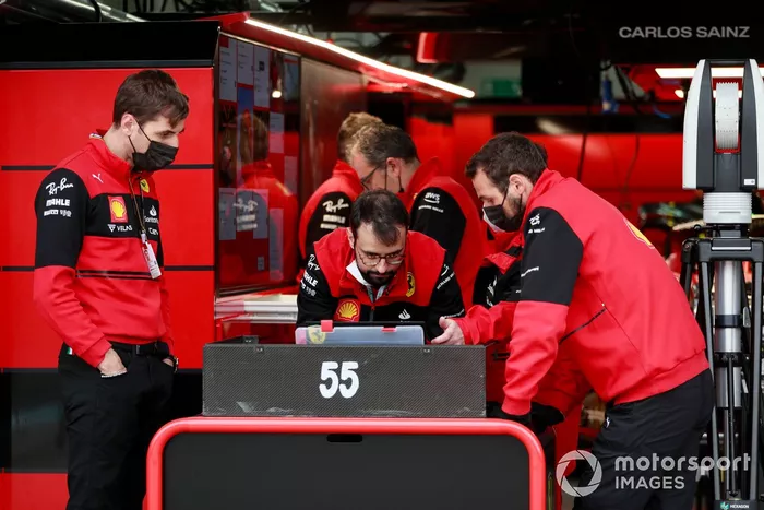Miembros del equipo Ferrari en el box