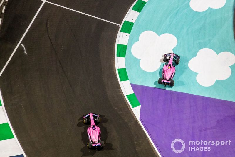 Fernando Alonso, Alpine A522, mientras Esteban Ocon, Alpine A522, se sale de pista