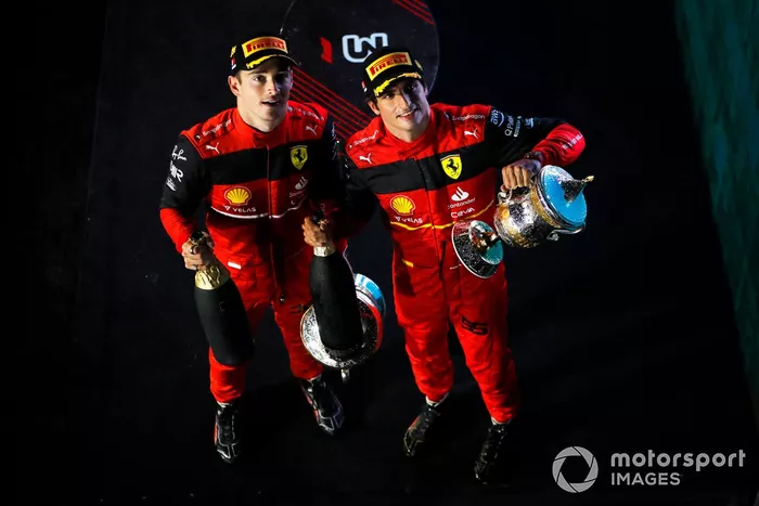 Podio: ganador Charles Leclerc, Ferrari segundo lugar Carlos Sainz Jr., Ferrari