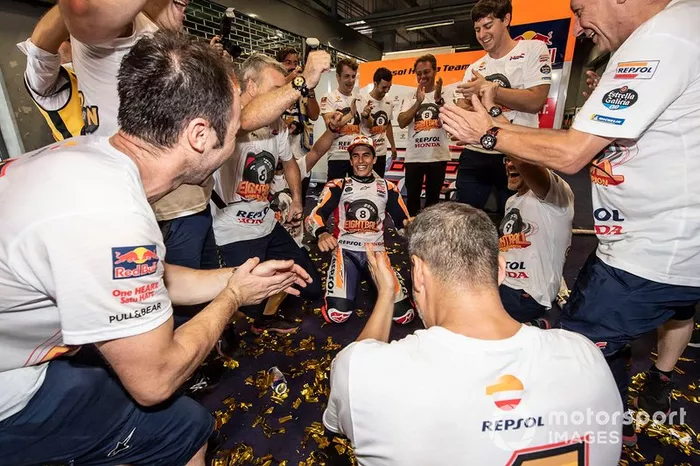 Campeón del mundo Marc Márquez, Repsol Honda Team celebra con el equipo