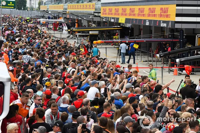 Fan in pit lane