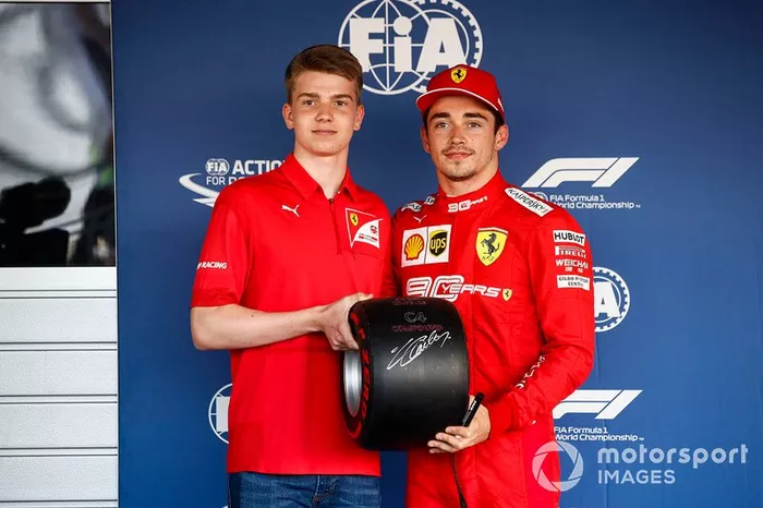 Charles Leclerc, Ferrari, celebra la pole position, y recibe su trofeo de pole Pirelli de manos de Robert Shwartzman, PREMA Racing