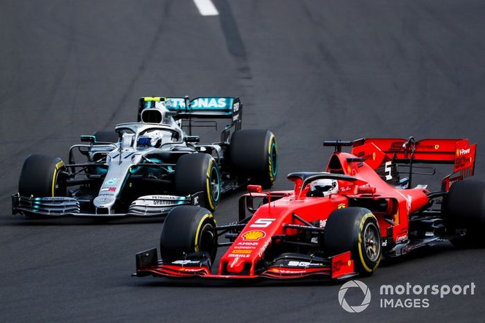 Sebastian Vettel, Ferrari SF90, pasa a Valtteri Bottas, Mercedes AMG W10, en la salida