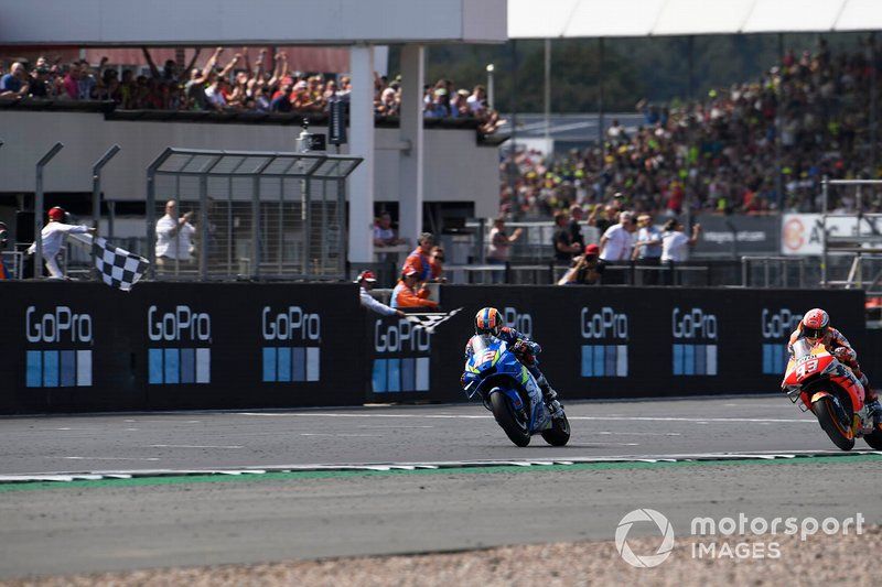 Ganador Alex Rins, Team Suzuki MotoGP, segundo Marc Márquez, Repsol Honda Team