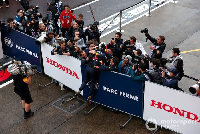 Max Verstappen, Red Bull Racing, 1ª posición, celebra con su equipo