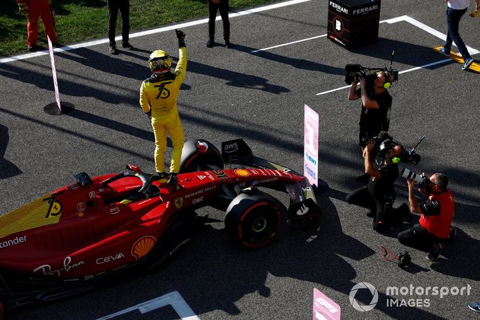 Charles Leclerc, de Ferrari, celebra en la parrilla tras conseguir la pole