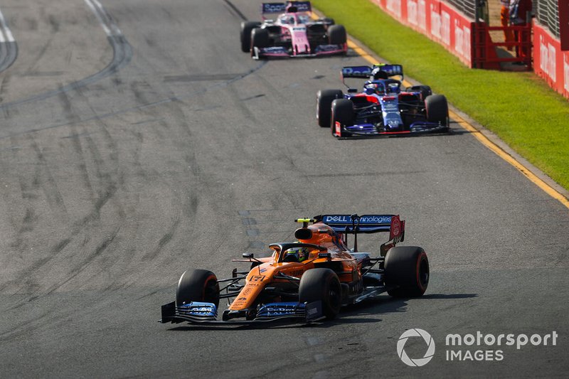 Lando Norris, McLaren MCL34, precede Alexander Albon, Toro Rosso STR14, e Sergio Perez, Racing Point RP19