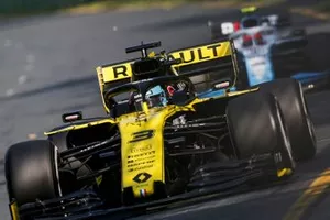 Daniel Ricciardo, Renault R.S.19, devant Robert Kubica, Williams FW42