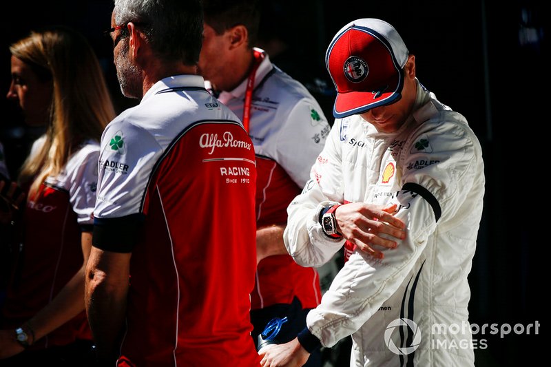 Kimi Raikkonen, Alfa Romeo Racing, Charlie Whiting anısına siyah bant ile