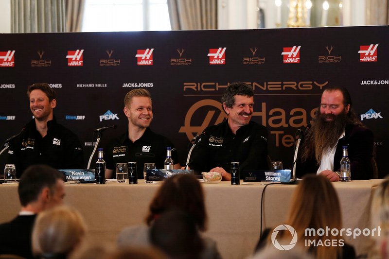 Romain Grosjean, Haas F1 Team, Kevin Magnussen, Haas F1 Team, Guenther Steiner, Team Principal, Haas F1, William Storey, CEO Rich Energy, durante la conferenza stampa