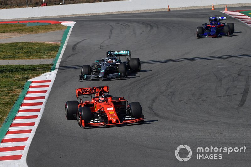 Шарль Леклер, Ferrari SF90 попереду Льюіса Хемілтона, Mercedes-AMG F1 W10