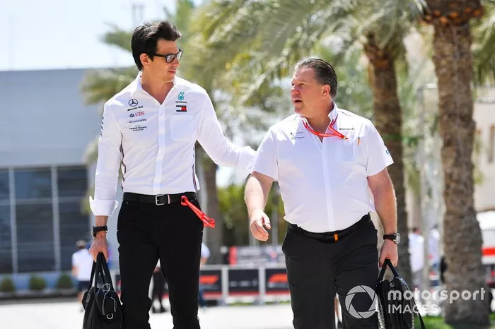 Toto Wolff, director ejecutivo de Mercedes y Zak Brown, de McLaren
