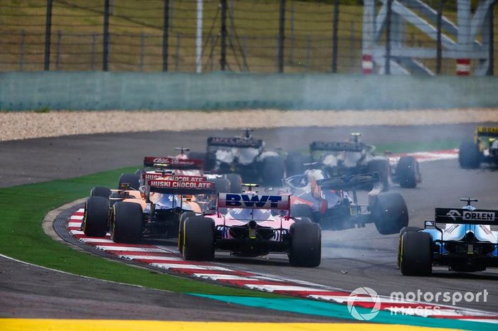 Daniil Kvyat, Toro Rosso STR14, se toca con Carlos Sainz Jr., McLaren MCL34, y Lando Norris, McLaren MCL34, en la salida