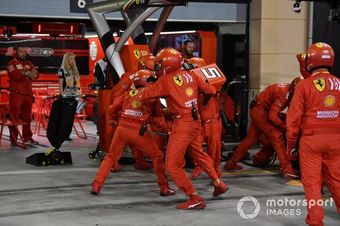 Sebastian Vettel, Ferrari SF90, hace una parada en boxes para sustituir su alerón delantero