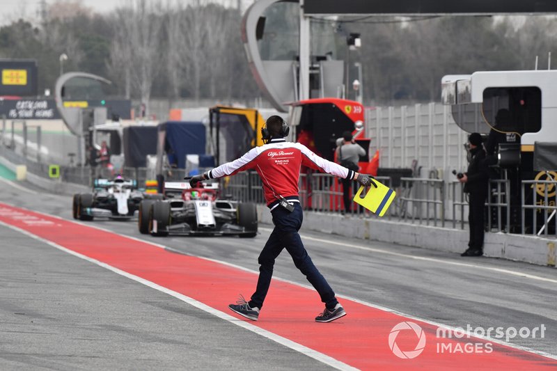 Un mécanicien d'Alfa Romeo Racing dans la voie des stands