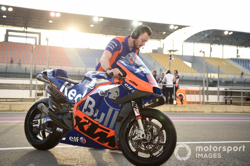 Mecánico de Red Bull KTM Tech 3