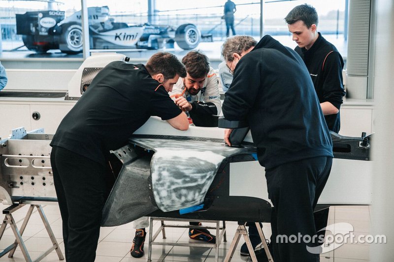 Fernando Alonso moule son baquet pour l'Indy 500