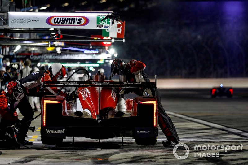 #31 Action Express Racing Cadillac DPi: Felipe Nasr, Eric Curran, Pipo Derani, pit stop