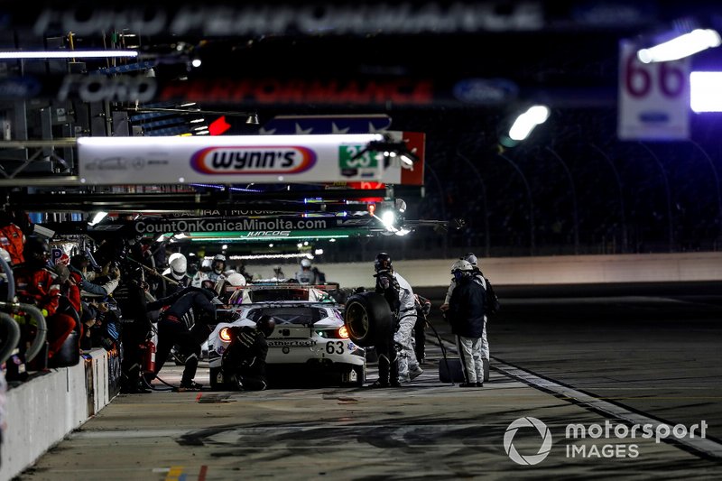 #63 Scuderia Corsa Ferrari 488 GT3, GTD: Cooper MacNeil, Toni Vilander, Jeff Westphal, Dominik Farnbacher, pit stop