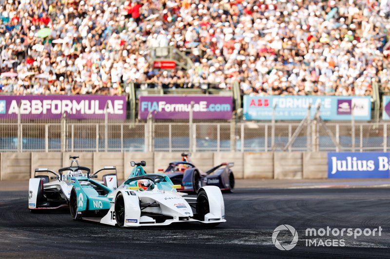 Oliver Turvey, NIO Formula E Team, NIO Sport 004 precede Jose Maria Lopez, GEOX Dragon Racing, Penske EV-3
