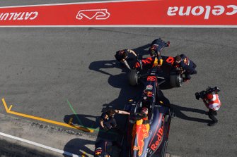 Les mécaniciens Red Bull Racing et Max Verstappen, Red Bull Racing RB15