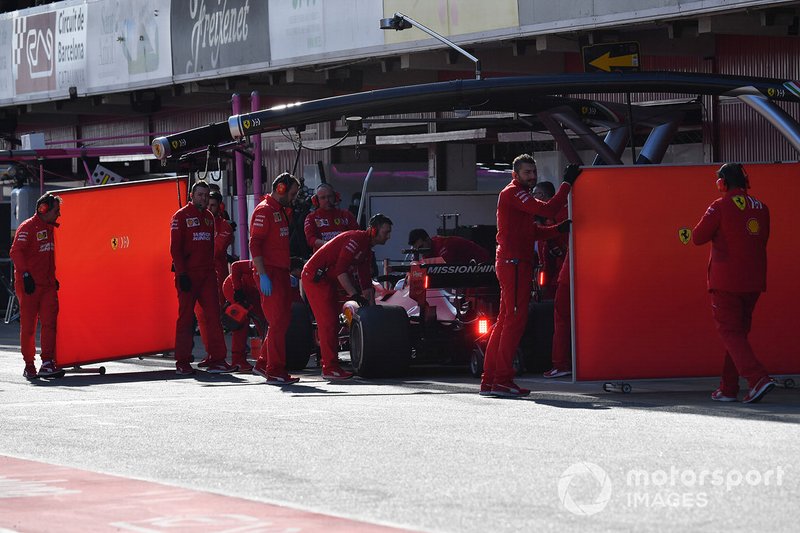 Sebastian Vettel, Ferrari SF90 and Ferrari mechanics with garage screens