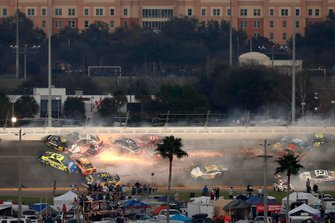 Crash, Paul Menard, Wood Brothers Racing Ford, Matt DiBenedetto, Leavine Family Toyota, Aric Almirola, Stewart-Haas Racing Ford, Ryan Blaney, Team Penske Ford